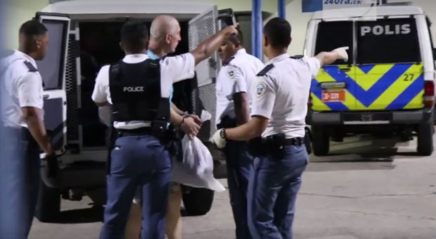 Први снимци заплене пет тона дроге: Ухапшене кријумчаре изводе из марице, попакована дрога на обали, целу луку надлећу авиони, а товар је припреман за ОВУ земљу (ФОТО+ВИДЕО)